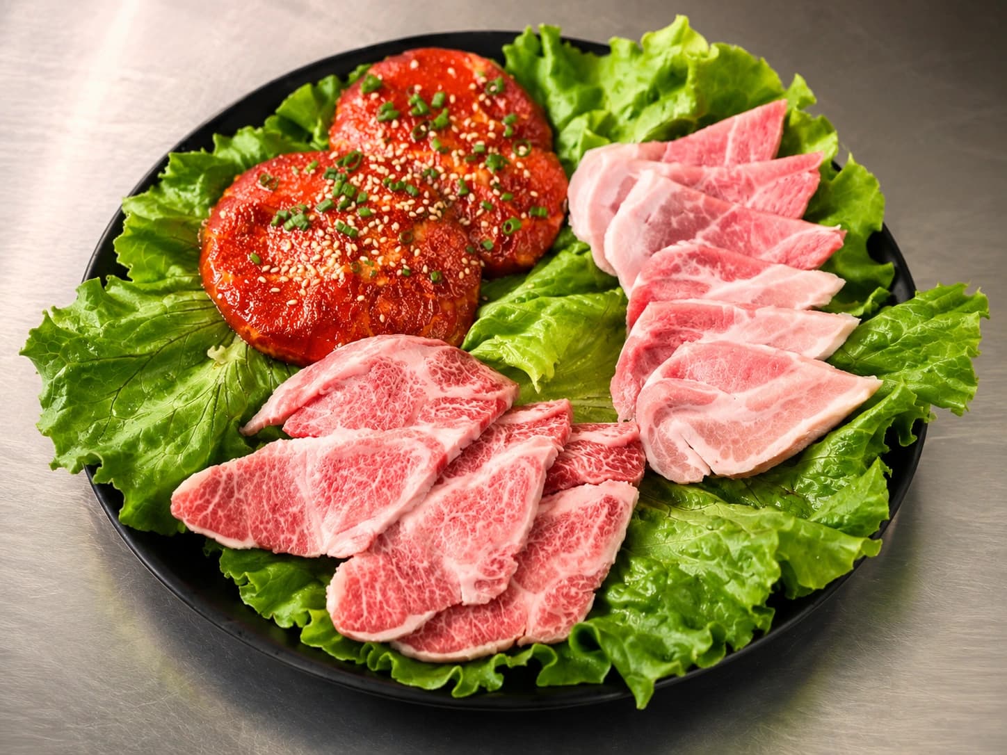 Seleção de carnes marinadas para a grelha